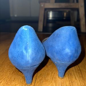 Nine West Suede Kitten heel pump worn 1x electric blue